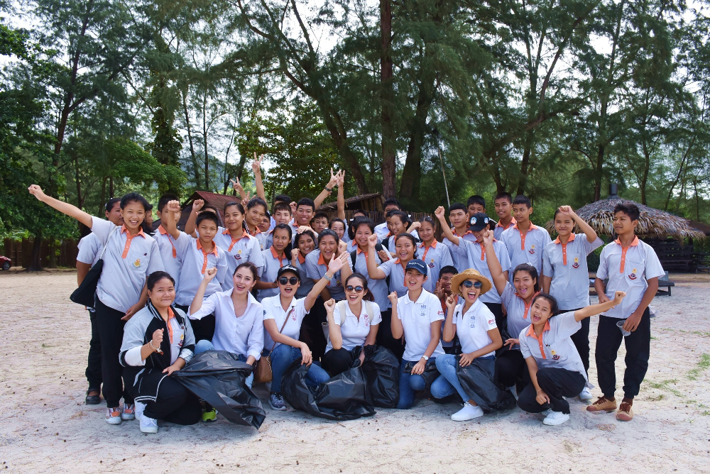 ทีม “มิสไทยแลนด์เวิลด์” ทำกิจกรรม CSR “ชวนน้องเก็บขยะ” 