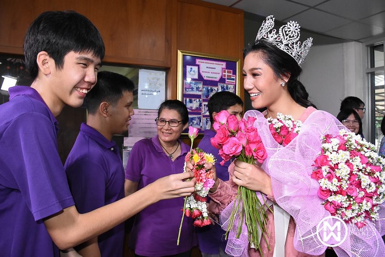 นิโคลีน มิสไทยแลนด์เวิลด์ 2018 กลับมาเยี่ยม มูลนิธิสถาบันแสงสว่างในพระอุปถัมภ์ ตามสัญญาที่เคยให้ไว้เมื่อครั้งเป็นผู้เข้าประกวดฯ