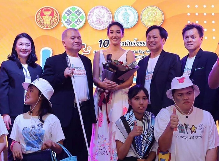 นิโคลีนร่วมเดินแบบ มหกรรมแสดงความสามารถคนพิการ สร้างพลังที่ยิ่งใหญ่