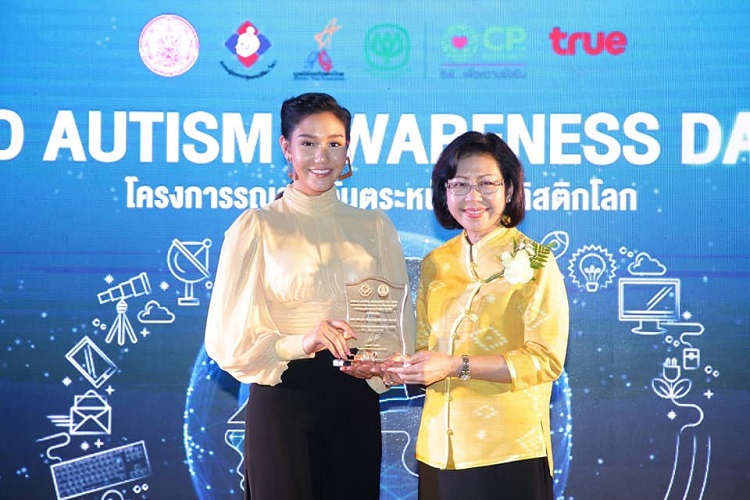 ภาพบรรยากาศ นิโคลีน ร่วมงานวันรณรงค์ตระหนักรู้ออทิสติกโลก พร้อมเป็นตัวแทน BEC TERO รับโล่สนับสนุนด้านออทิสติก
