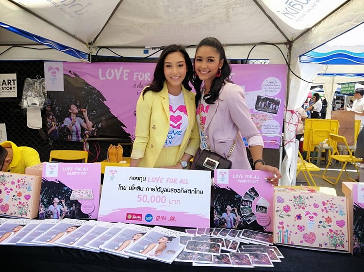 4- 5 เม.ย. 62 นิโคลีน นำทีมเชิญชวนร่วมทำบุญ โครงการ “Love for all Charity Set” ที่ตลาดนัดดารา อาคารมาลีนนท์  