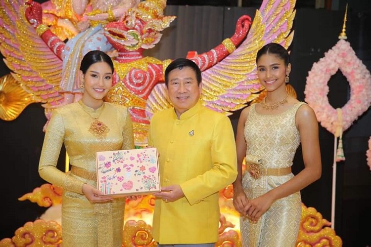 นิโคลีน-แพรว ร่วมรดน้ำดำหัวผอ.ธนาคารออมสิน เนื่องในวันสงกรานต์