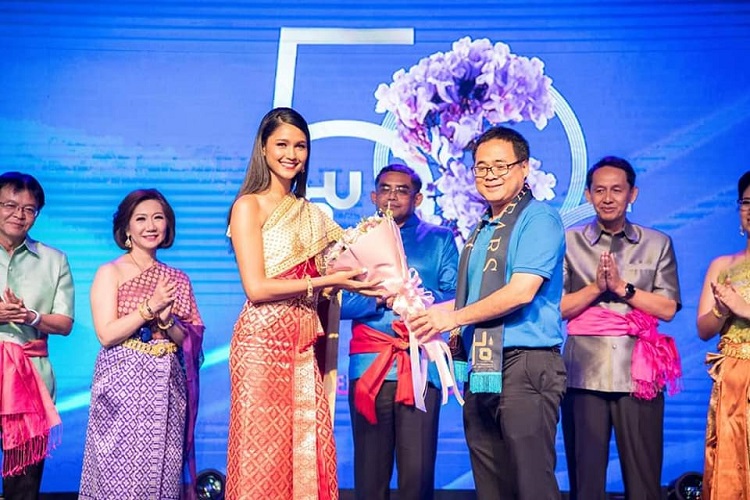 แพรว รองอันดับ 1 มิสไทยแลนด์เวิลด์ 2018 ร่วมเดินแบบชุดไทย งาน 50 ปีหนึ่งเดียว ม.อ. รวมช่อศรีตรัง