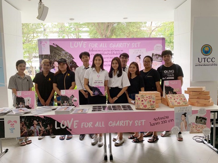 นิโคลีนและเพื่อนๆ ม.หอการค้าไทย ร่วมเปิดบูธจำหน่ายสินค้า Love for All Charity Set ช่วยเหลือเด็กที่ขาดแคลนโอกาส