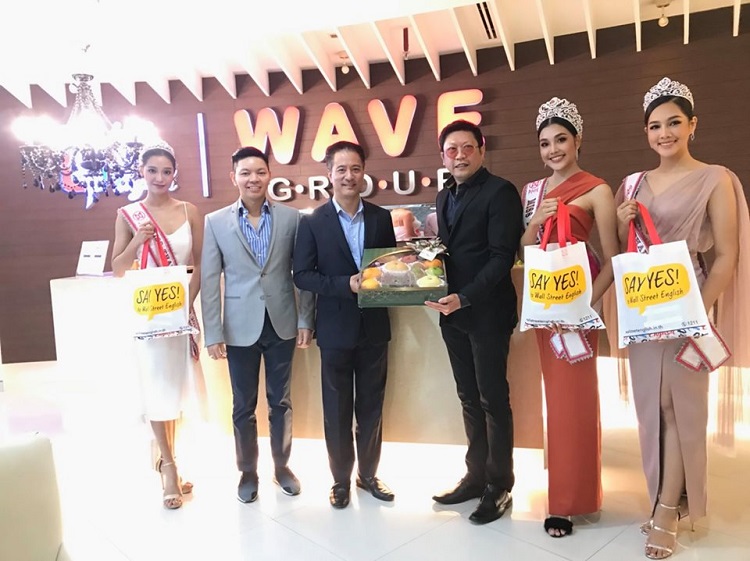 คณะมิสไทยแลนด์เวิลด์ 2019 เข้าขอบคุณบมจ.เวฟ เอ็นเตอร์เทนเมนท์ (WAVE) และ วอล์ลสตรีท อิงลิช ประเทศไทย