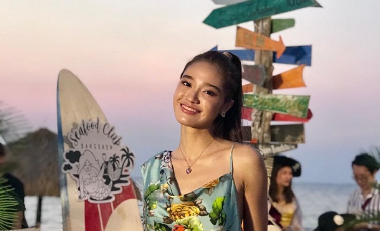 เนิสดุสิตา รองอันดับ 2 Miss Thailand World 2019 เล่นดนตรีในงานเปิดตัวร้านอาหารของน้ำหวานและนาวินต้า 