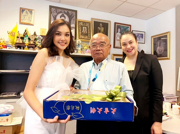 เกรซ Miss Thailand World 2019 เดินสายมอบของขวัญสวัสดีปีใหม่ผู้บริหาร BEC Tero และผู้บริหารช่อง 3