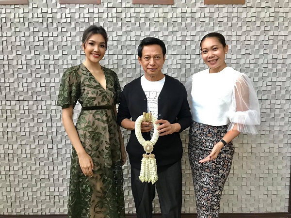 เกรซ-นรินทร Miss Thailand World 2019 และคุณอั้ม-จรีลักษณ์ ผู้จัดการร่วมกองประกวด เดินสายขอบคุณและสวัสดีปีใหม่ผู้ใหญ่ใจดี