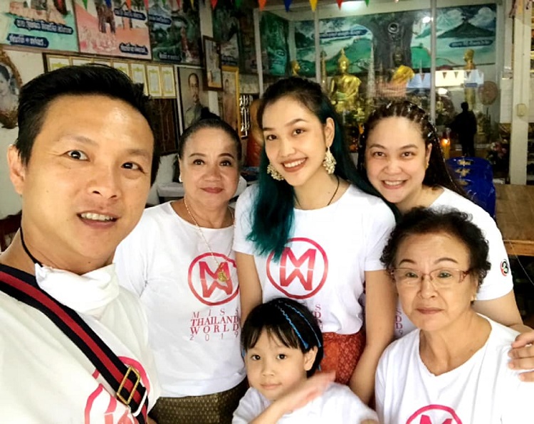 เกรซ Miss Thailand World 2019 พร้อมครอบครัว ร่วมทำบุญใหญ่ทอดกฐินที่วัดเกิดแก้วนิมิต อ.ปากช่อง จ.นครราชสีมา 