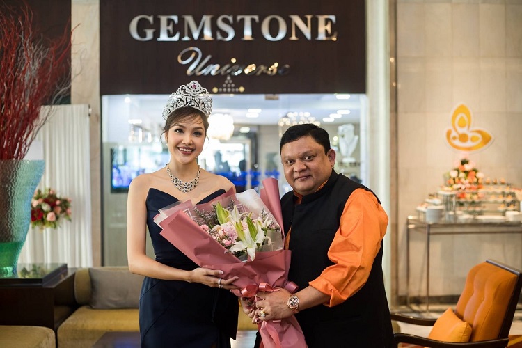 เกรซ Miss Thailand World 2019 พ่วงตำแหน่ง พรีเซ็นเซอร์ Gemstoneuniverse ร่วมแสดงความยินดีเปิดร้านครั้งแรกที่ไทย